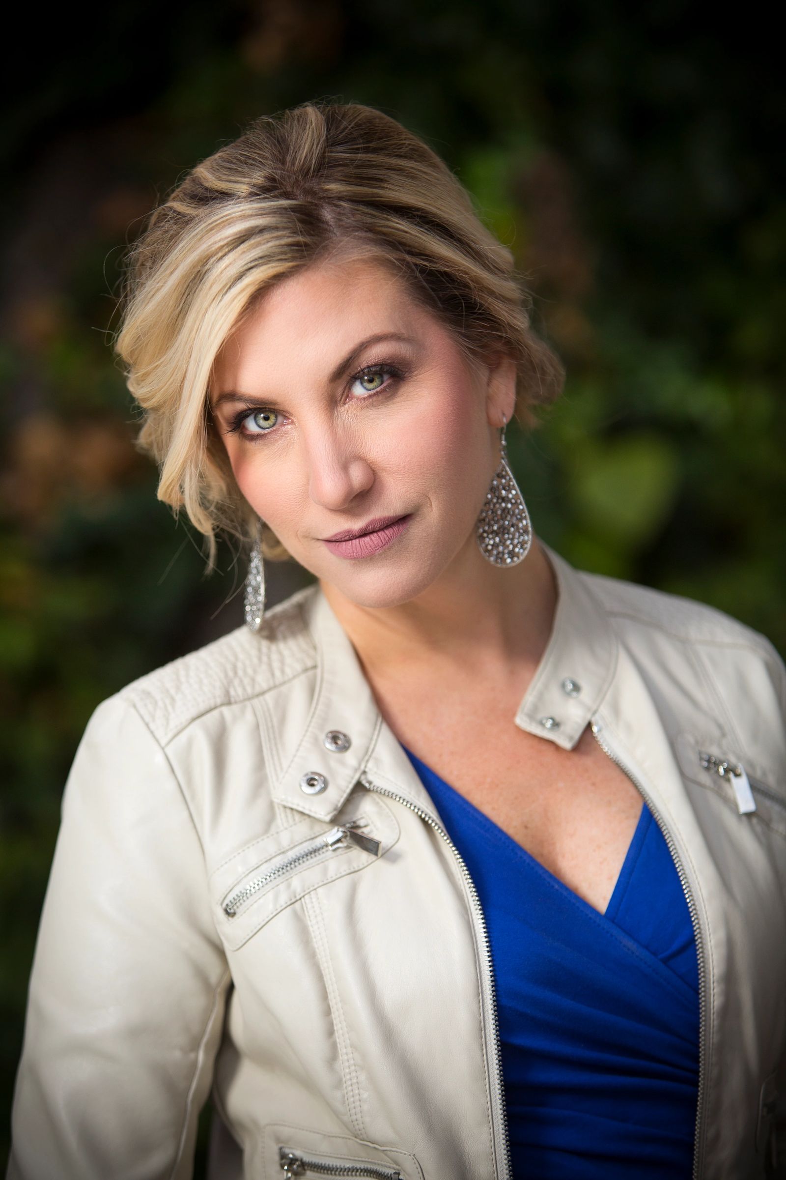 Blonde pixie cut with smoky eye